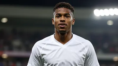 Fulham midfielder Jayden Quashie has signed a new three-year professional contract, committing his future to the club...