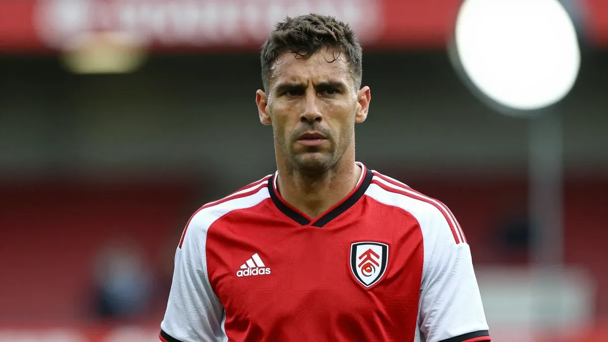 Fulham's Alvaro Arbeloa will face his former teammate Xabi Alonso in the Premier League as Chelsea host Fulham